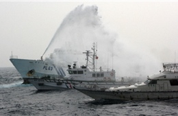 Tàu Nhật phun vòi rồng đuổi tàu Đài Loan