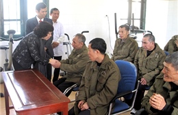 TTXVN tặng quà Tết thương binh ở Hà Nam 