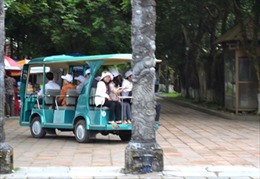 Huế đưa xe điện phục vụ du khách tham quan dịp Tết