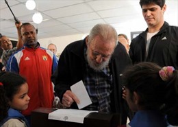 Lãnh tụ Fidel Castro bất ngờ xuất hiện bỏ phiếu bầu cử