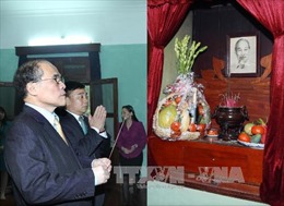 Chủ tịch Quốc hội Nguyễn Sinh Hùng dâng hương, tưởng nhớ Bác Hồ 
