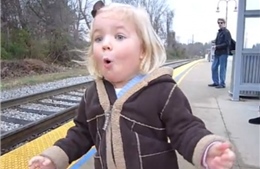 Ngộ nghĩnh bé 3 tuổi đón chuyến tàu đầu tiên trong đời