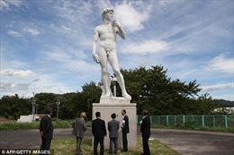 Người Nhật đòi mặc quần cho tượng David