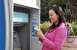 Ninh Bình: Hỗ trợ khách hàng rút tiền ATM