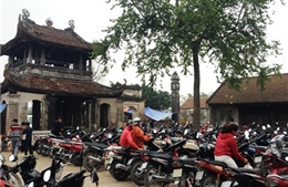 Hàng quán, bãi xe "lấn sân" chùa Đậu