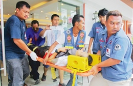 Nổ lựu đạn ở Thái Lan, hàng chục người thương vong 