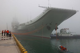 Ngắm tàu sân bay Trung Quốc lần đầu về quân cảng