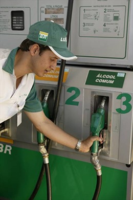 Brazil tăng tỷ lệ bắt buộc pha cồn ethanol vào xăng 
