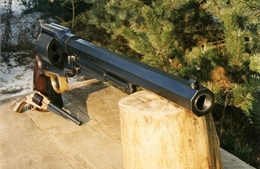 Khẩu Colt xoay lớn nhất thế giới nhả đạn thành công