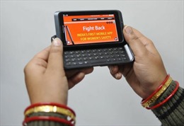 Phụ nữ Ấn Độ phòng vệ bằng smartphone