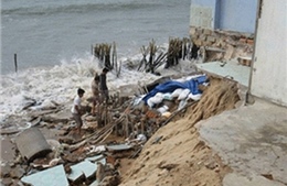 18 căn nhà bị sập do biển xâm thực tại Bình Thuận