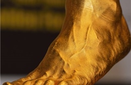 Ra mắt bàn chân vàng của Messi