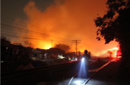 Cháy lớn gần ga Sóng Thần, ảnh hưởng tàu Bắc-Nam 