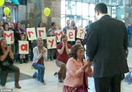 Nhảy flashmob cầu hôn bạn trai tại sân bay