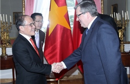Chủ tịch QH Nguyễn Sinh Hùng gặp Tổng thống Ba Lan