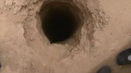 Giải cứu bé gái rơi xuống hố sâu 17 mét