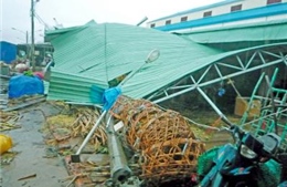 Mưa lớn khủng khiếp làm sập chợ và nhà dân ở Bạc Liêu 