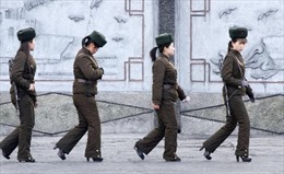 Nữ quân nhân Triều Tiên đi tuần trên giày cao gót 10cm
