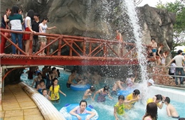 Công viên nước Hồ Tây đông nghẹt người