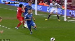 Cầu thủ Luis Suarez tức tối cắn tay hậu vệ Chelsea