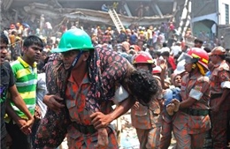 Cứu sống hàng chục người trong vụ sập nhà Bangladesh