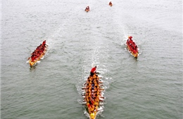Sôi nổi đua thuyền truyền thống trên sông Nhật Lệ 
