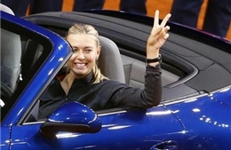 Thắng giải xe Porsche, Sharapova bán kẹo ‘Sugarpova’