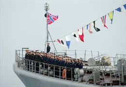 Tàu chiến Nga - Ukraine diễu binh hoành tráng