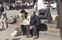 Phiến quân Syria xử bắn lính chính phủ giữa quảng trường