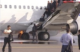 Máy bay chở 136 hành khách bốc cháy 
