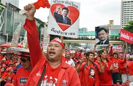 Hàng chục nghìn người &#39;áo đỏ&#39; tuần hành tại Bangkok 
