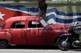 Hoài cổ với những chiếc xe màu sắc tại Cuba