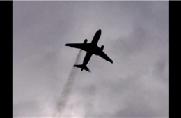 Máy bay bốc khói trên bầu trời London