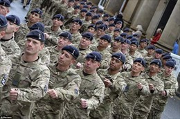 Lính Anh trở về từ Afghanistan rầm rập diễu hành