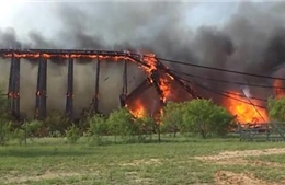 Kinh hoàng cầu xe lửa Mỹ đổ sập trong lửa ngùn ngụt