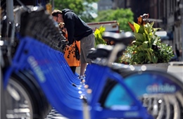 Người Mỹ thuê xe đạp thời trang lượn phố