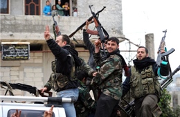EU bỏ cấm vận vũ khí cho phiến quân Syria: Gậy ông có đập lưng ông? 