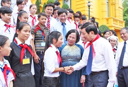 Lãnh đạo Đảng, Nhà nước gặp mặt, tặng quà trẻ em