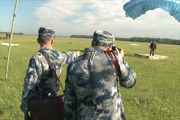 Sĩ quan Trung Quốc xem lính Nga thử dù mới