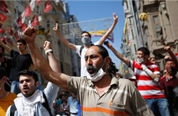 Người biểu tình tấn công văn phòng Thủ tướng Thổ Nhĩ Kỳ
