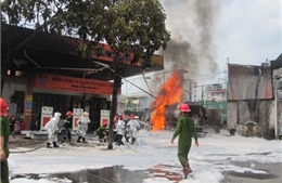 Nổ xe bồn chở xăng, cháy hai ngôi nhà ở Hà Nội