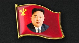 Người Triều Tiên đeo huy hiệu hình ông Kim Jong un 