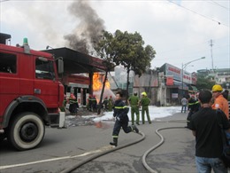 10 cảnh sát bị thương khi dập cháy cây xăng