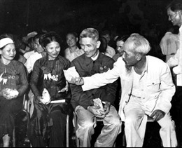 Chủ tịch Hồ Chí Minh: Thi đua và thi đua yêu nước