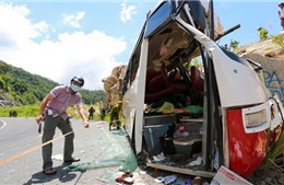 Xe khách đâm vào vách núi, 5 người chết tại chỗ