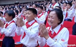 Toàn đại hội thiếu niên òa khóc vì ông Kim Jong Un