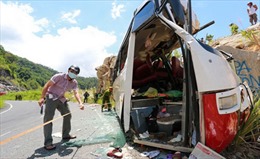 Xe khách đâm vào núi, hàng chục người chết và bị thương