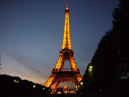 Tháp Eiffel biến thành bộ trống khổng lồ