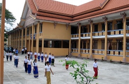 Hỗ trợ cho con em đồng bào Khmer đến trường 