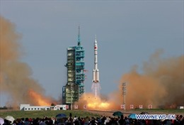Trung Quốc phóng thành công tàu Thần Châu-10